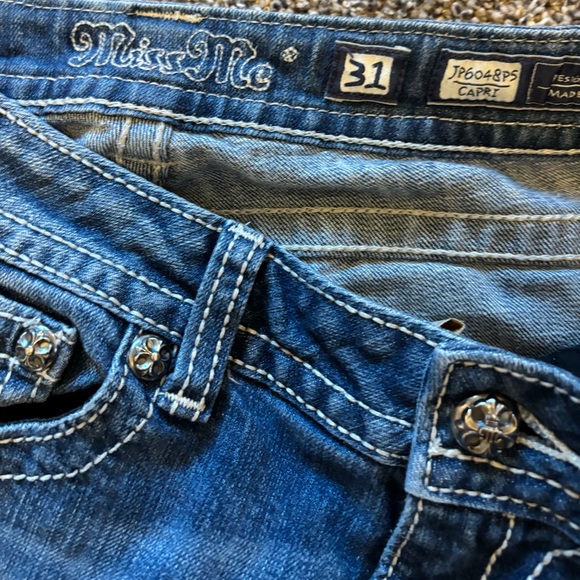 Women’s size 31 Miss Me capris - Picture 2 of 5